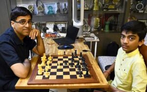 Anand en una sesión de entrenamiento con el niño Gukesh