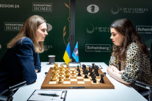 Anna Muzychuck en su partida con Aleksandra Goryachkina