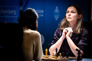 Anna Muzychuk pensando su próxima jugada en la mesa del Candidatos Femenino