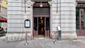 Entrada principal del Caffe San Marco actualmente
