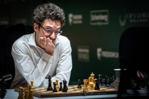 El Gran Maestro estadounidense Fabiano Caruana sentado frente al tablero de ajedrez
