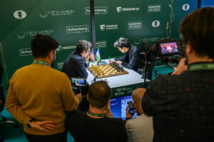 Fabiano Caruana y Javokhir Sindarov jugando su partida en el tablero durante la Ronda 11 del Torneo de Candidatos 2026