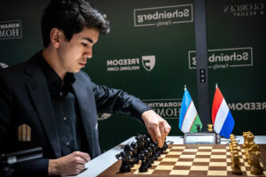 Javokhir Sindarov en la ronda 13 del Candidatos FIDE 2026 Javokhir Sindarov Torneo de Candidatos