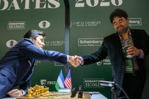 Javokhir Sindarov y Hikaru Nakamura durante su partida de la Ronda 12 en el Torneo de Candidatos 2026