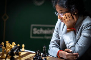 La ajedrecista india R Vaishali concentrada durante su partida en el Torneo de Candidatos Femenino