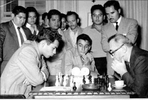 Óscar Quiñones en su partida contra Herman Pilnik en 1959